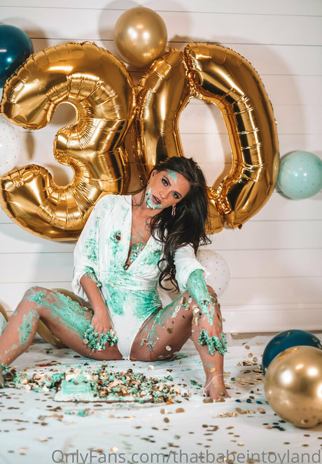 thatbabeintoyland pornstar naked picture