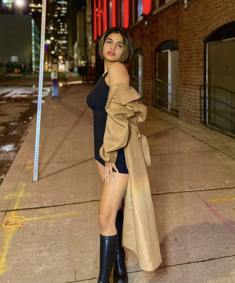 Little Grapefruit erotic model pic