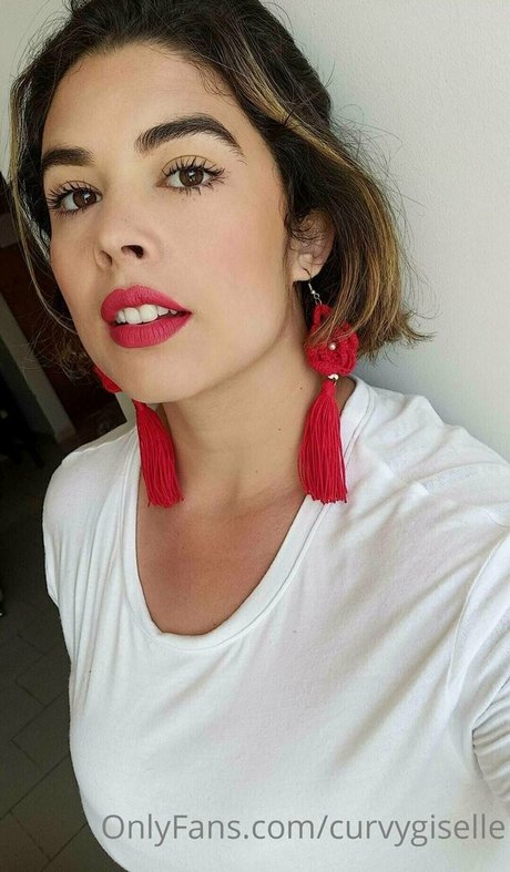 curvygiselle model sexy pics