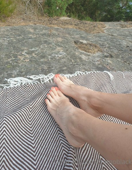 rramoblack nudes star img