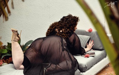 i mays pornstar naked pic