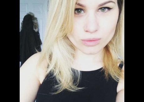 Honey And Sulphur xxx model picture