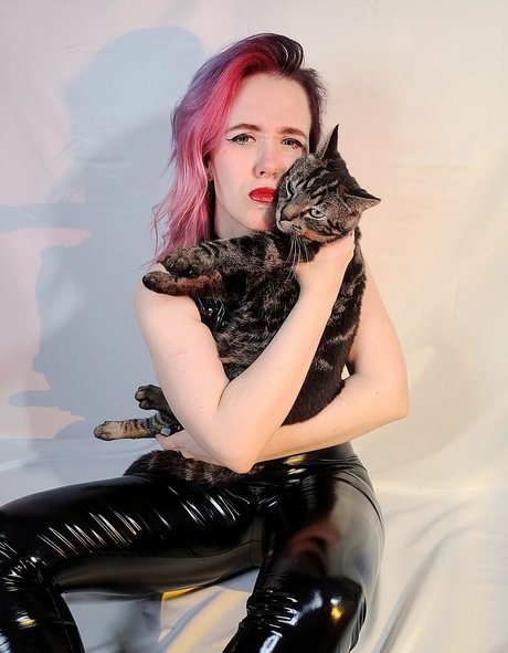 enicat model high quality pic