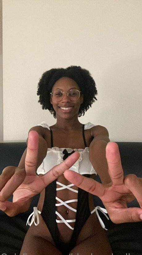 blackandyellownsfw model free pic