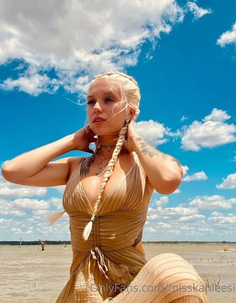 misskahleesi sexy model image