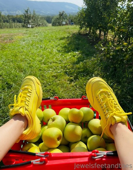 jewelsfeetandtoes pornstar naked pics