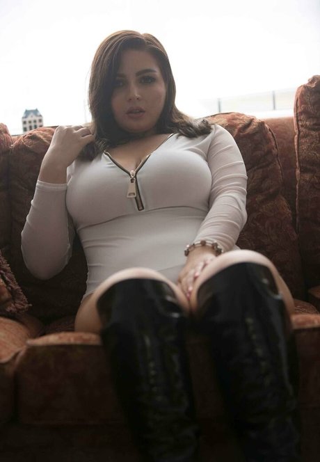 curvylucina model hd gallery