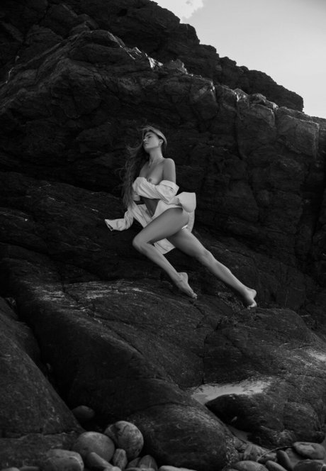 Sjana Elise Earp star free photo