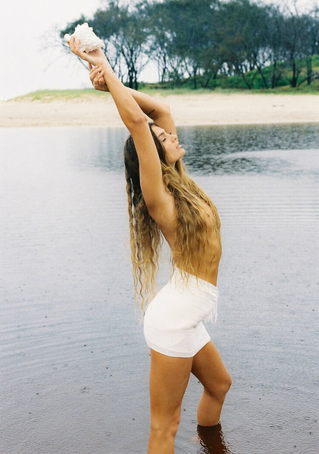 Sjana Elise Earp star nude gallery