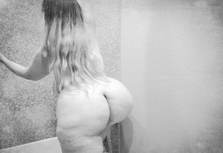 misslunamagic model sexy pic