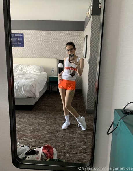 realgarnetrose model naked photos