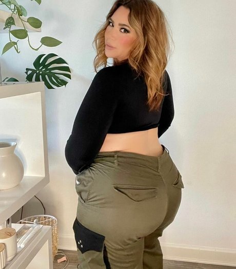 CarlaLuxx pretty model pic