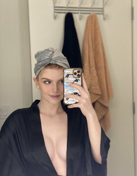 sexyredinbed nudes actress pictures