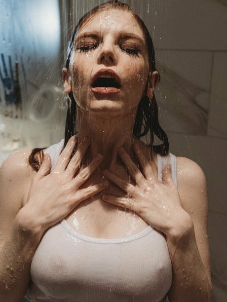 sexyredinbed sex star img