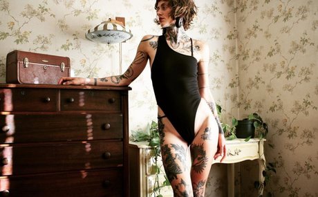 Deadnettle model hot images