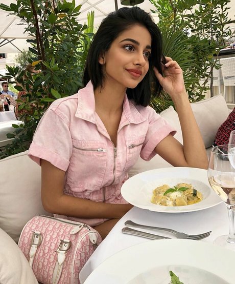 Banita Sandhu top star pic