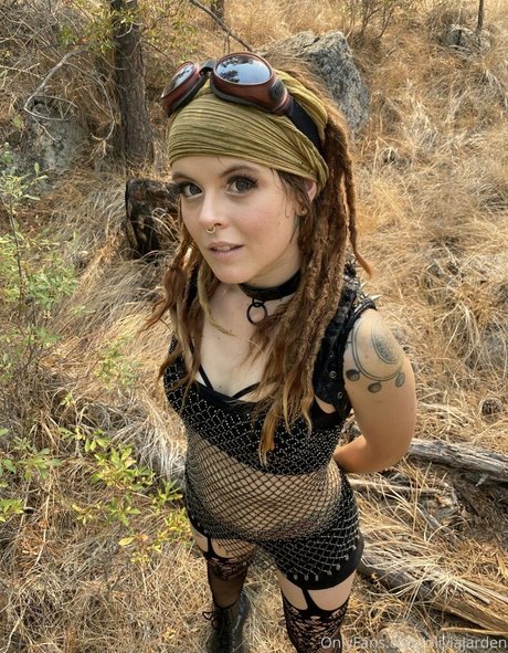 Olivia Jarden model erotic picture