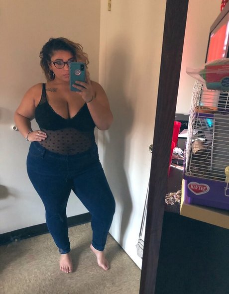 Leishla Gomez naked model pic