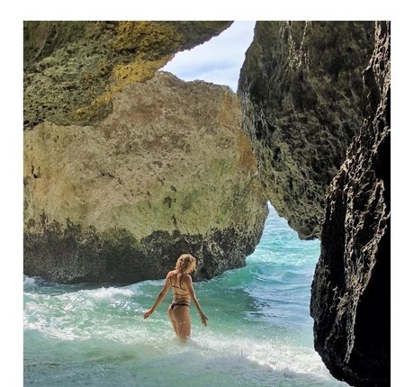 Shantel VanSanten free star pictures