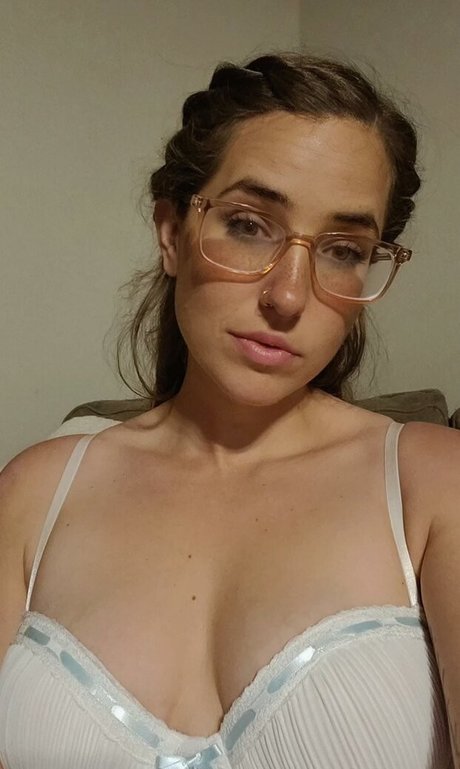 Lizzie All Day star naked img