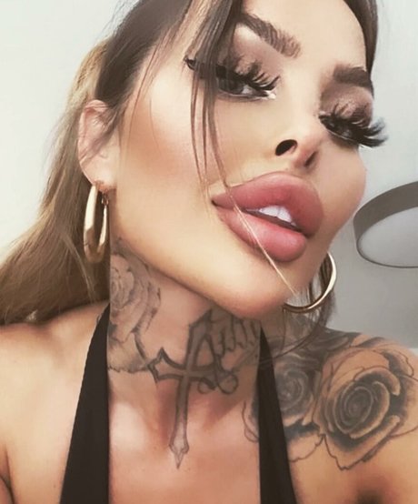 lola official nude model pictures