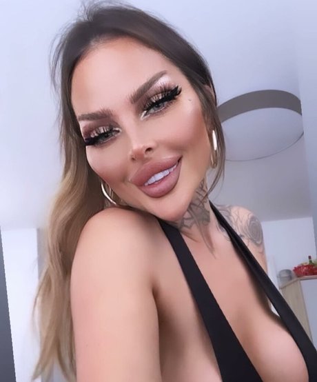 lola official high quality pornstar photo