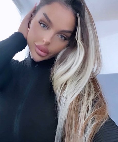 lola official erotic model pics