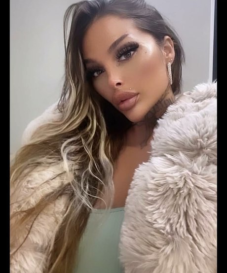 lola official model hd picture