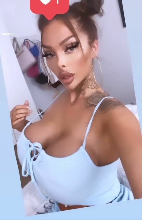 lola official model exclusive image