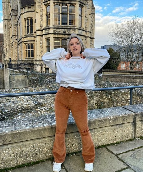 Amber R Brightman sexy star image