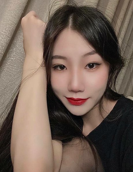 August Weiyang pornstar erotic photo