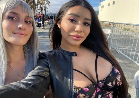 hitgirlxo model adult archive