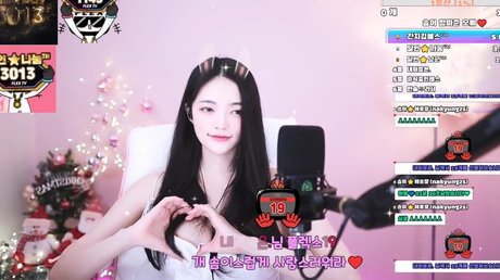 somsom o0o nude model photo