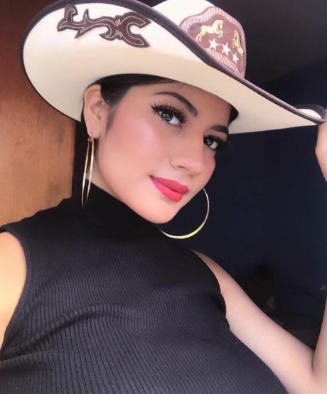 Paola Bustamante model img