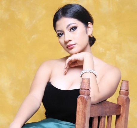 Paola Bustamante high quality model image