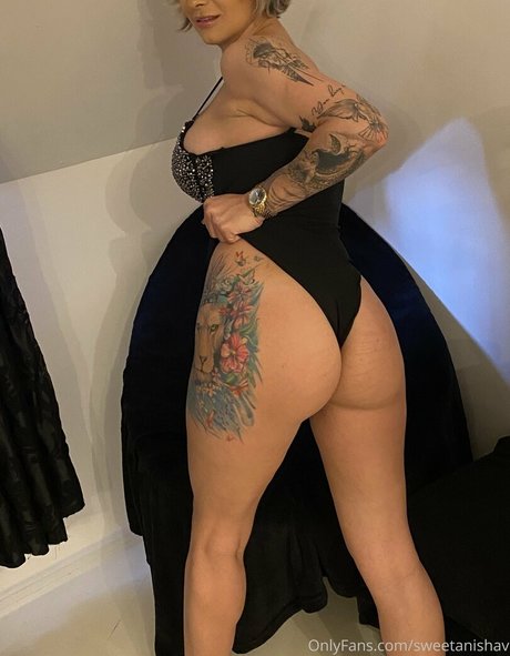 Latex Queen Anisha erotic actress img