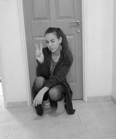 Sara Avni model nude img