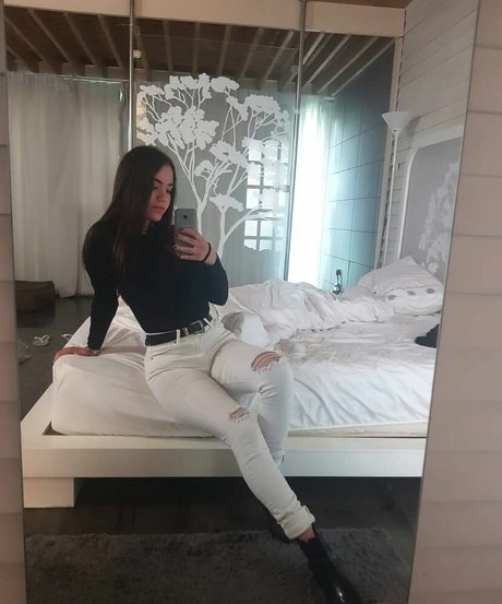 Sara Avni nice star pics