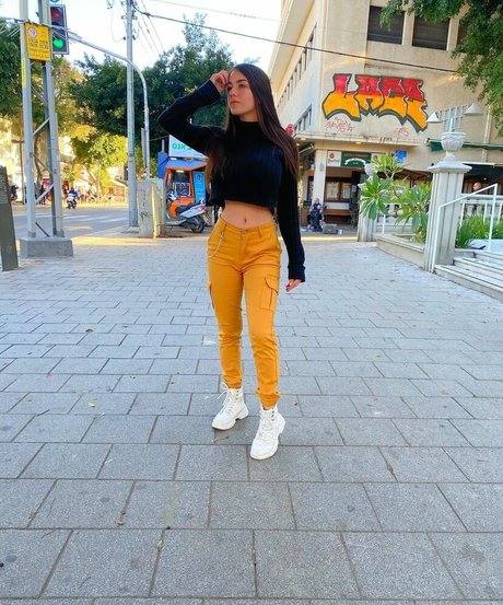 Sara Avni star top galleries