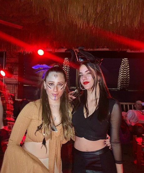 Sara Avni nude model image