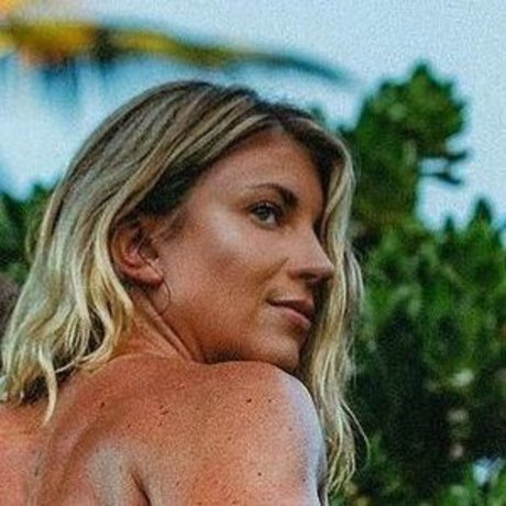 Taylor Hunt model beautiful img