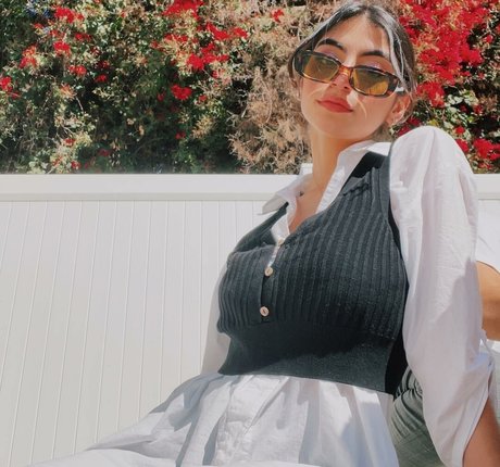 Antoenella nice pornstar img