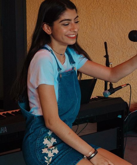 Antoenella top star photos