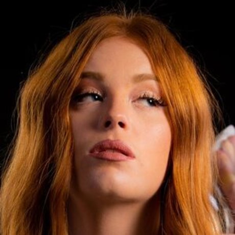 Redalertfox model nude photo