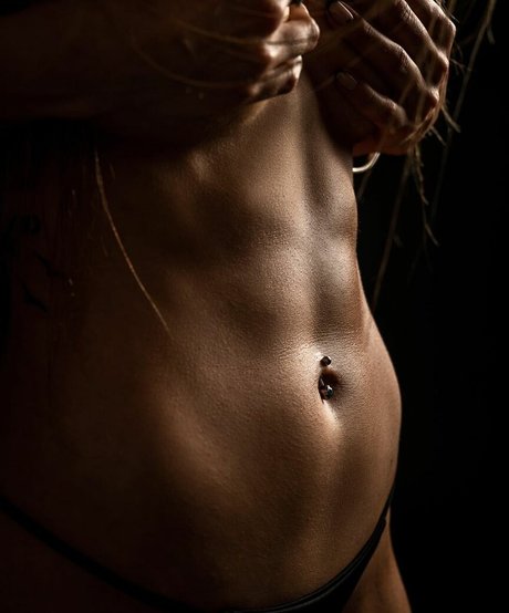 Gal Leo model hot galleries