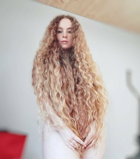 Emily Jezebelle Hamilton star hd img