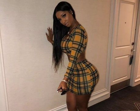 Realamarie model art galleries