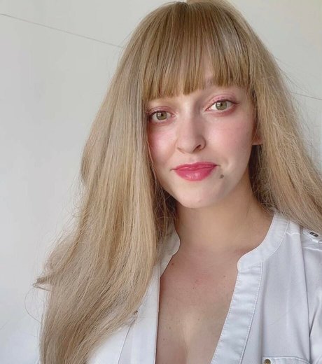 DD Bella model sexy pic