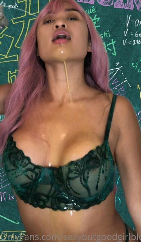 Sexybutgoodgirl model nude pics