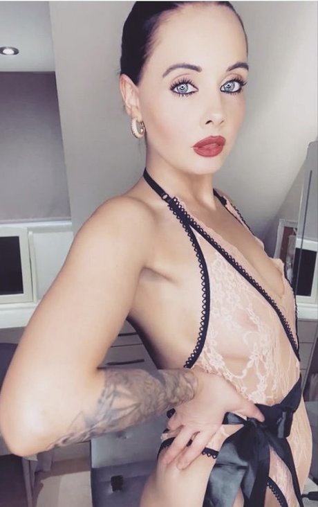 Sofloxy naked model pic